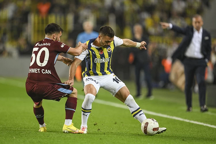 Galibiyet serisi sona eren Fenerbahçe, liderliği Galatasaray'a kaptırdı