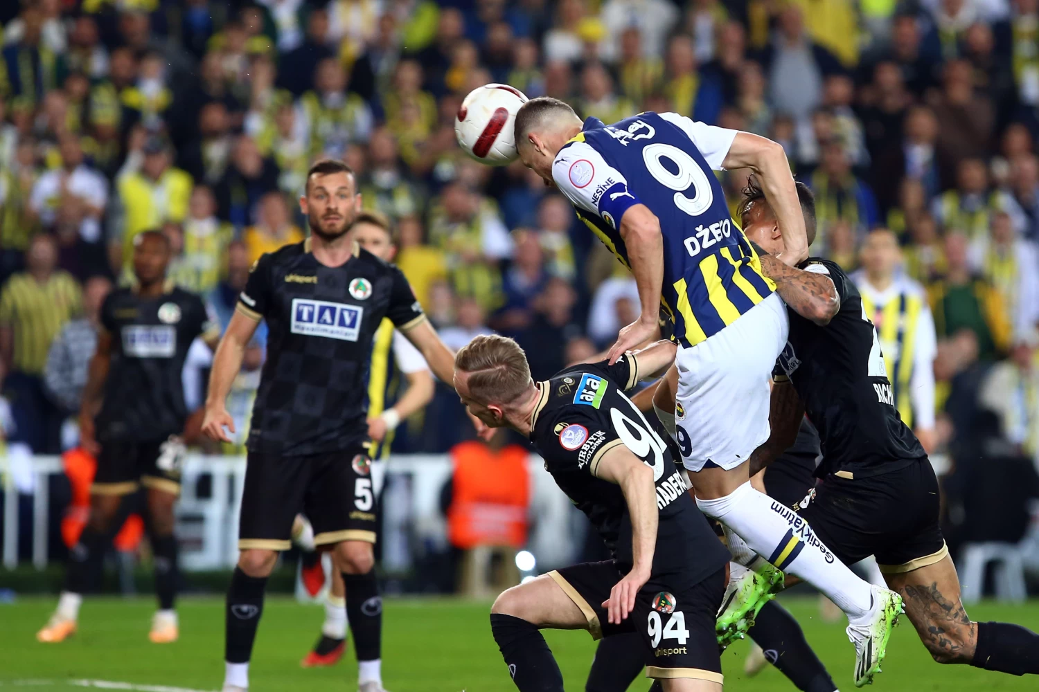 Fenerbahçe-Corendon Alanyaspor müsabakası 2-2 berabere sonuçlandı