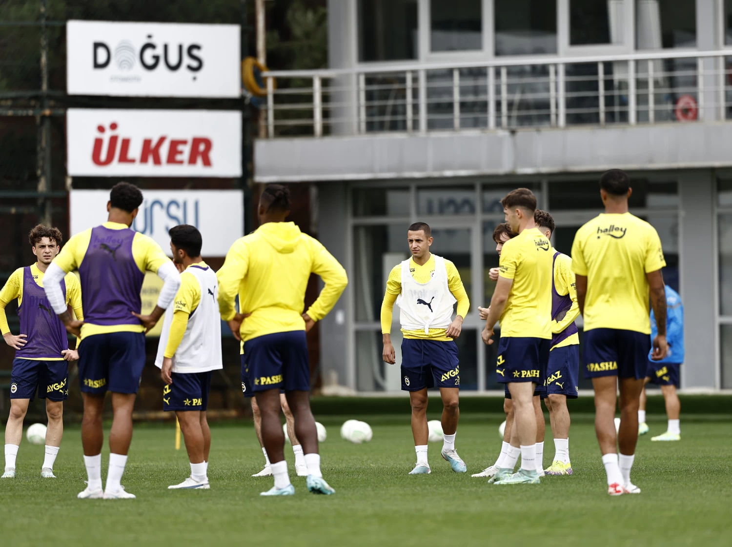 Fenerbahçe, Spartak Trnava maçının hazırlıklarına ara vermeden başladı