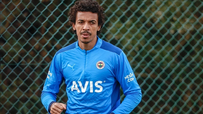 Fenerbahçe'den akciğer damarında pıhtı tespit edilen Luiz Gustavo için "geçmiş olsun" mesajı