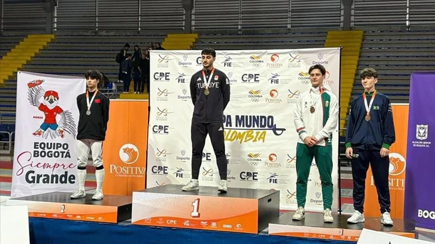 Furkan Yaman, Gençler Kılıç Dünya Kupası'nda altın madalya kazandı