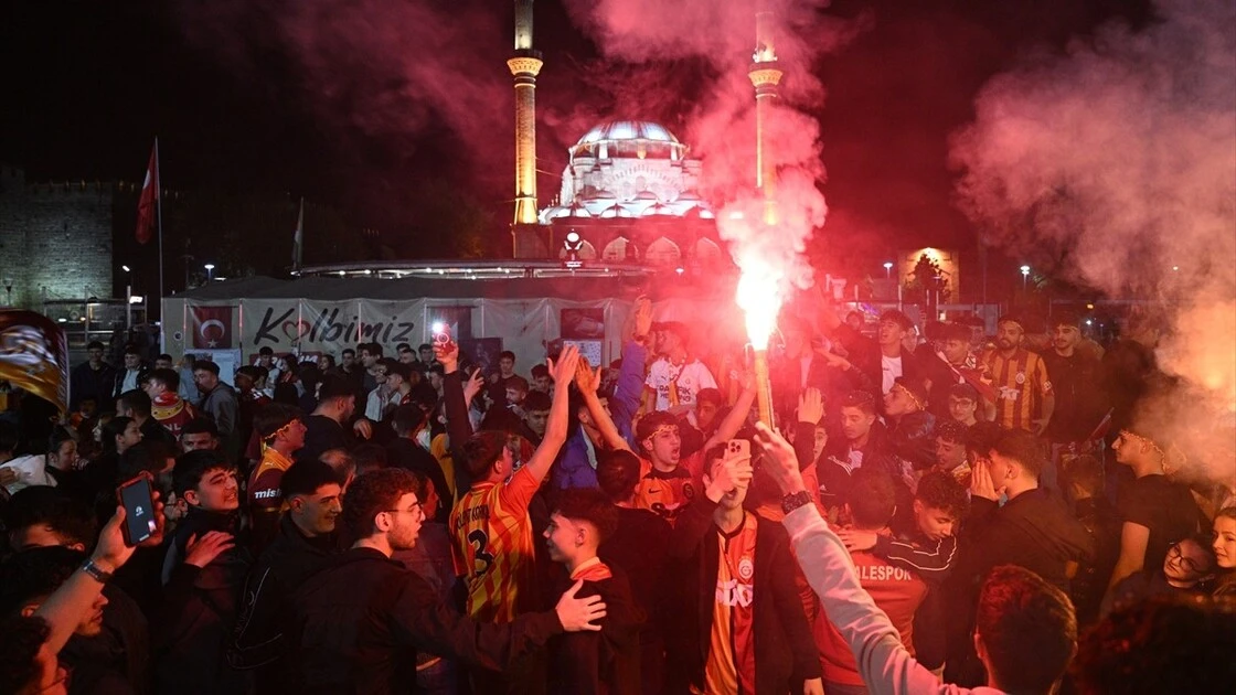 Galatasaray taraftarları şampiyonluğu kutluyor