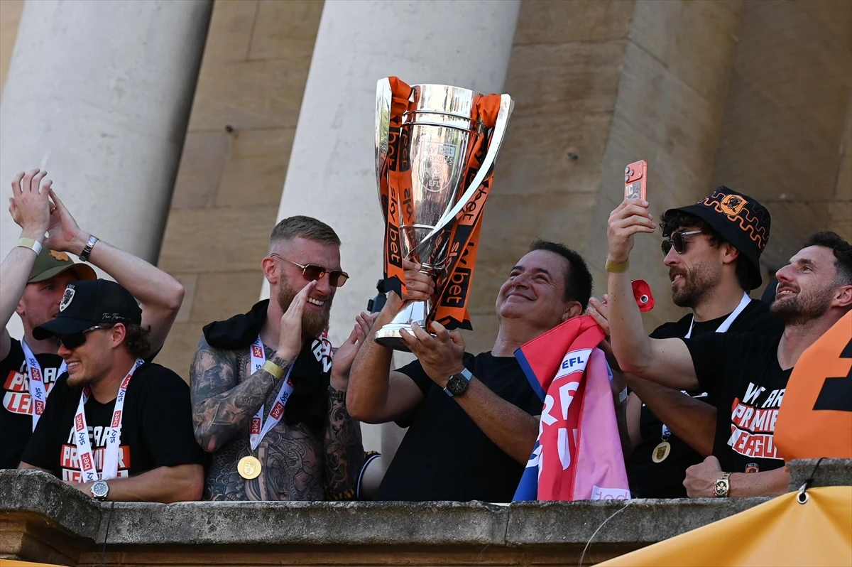 Hull City, Premier Lig'e çıkmasını taraftarlarıyla kutladı