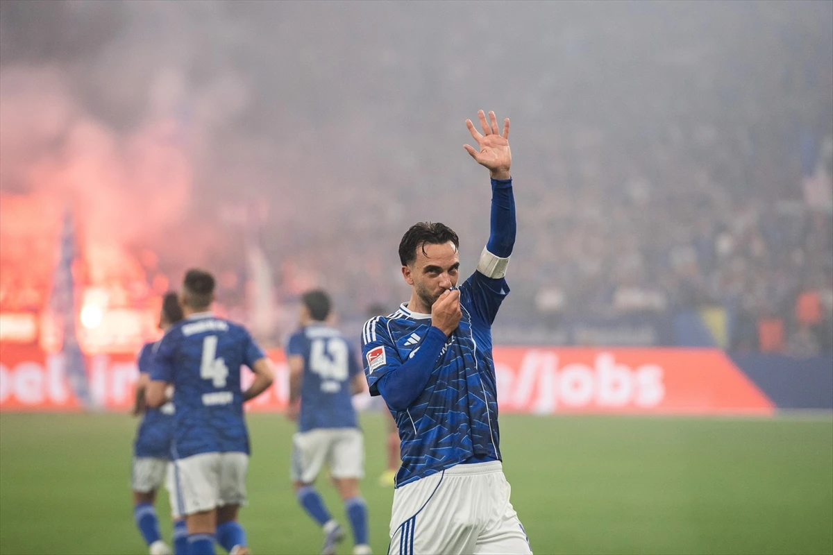 Kenan Karaman'ın attığı golle Schalke 04, Bundesliga'ya yükseldi