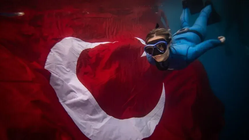 Milli sporcu Şahika Ercümen 30 Ağustos için Hatay'da "Zafer Dalışı" yaptı