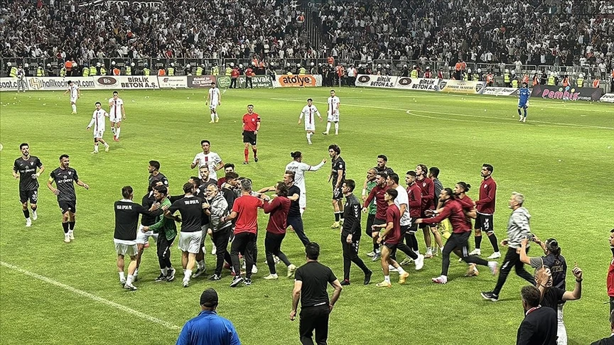 Elazığspor-Artı Değer Vanspor FK maçı yardımcı hakemin başına isabet eden "madde" nedeniyle tatil edildi